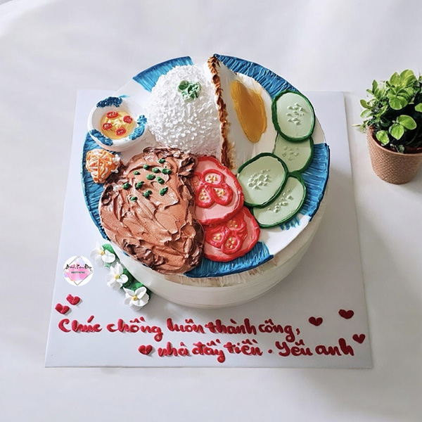 Bánh kem cơm tấm sườn độc lạ Bánh kem cơm tấm sườn tạo hình giống thật với cơm, sườn, trứng và dưa leo