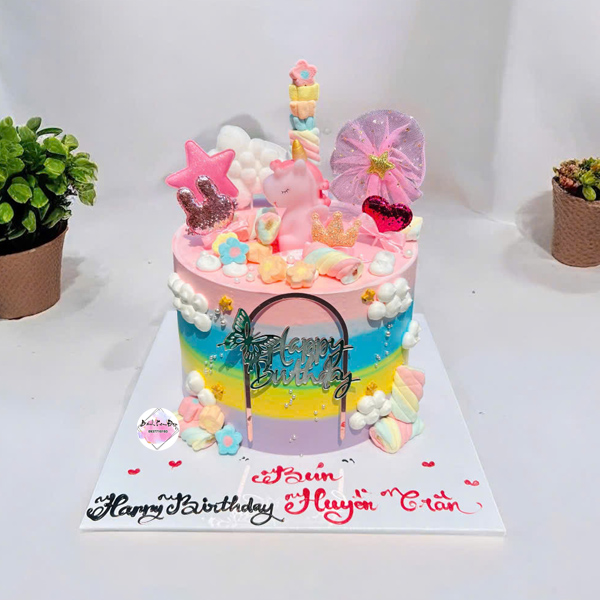 Bánh kem con ngựa đầy màu sắc cho bé gái tuổi Ngọ