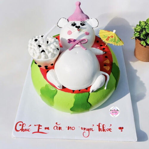 Bánh kem con chuột dễ thương ngồi trên phao dưa hấu cầm ly nước cực đáng yêu