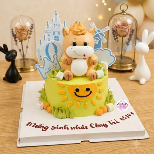 Bánh kem tạo hình con ngựa 3D màu xanh lá dễ thương trang trí lâu đài cổ tích và mặt trời cười dành cho sinh nhật bé.